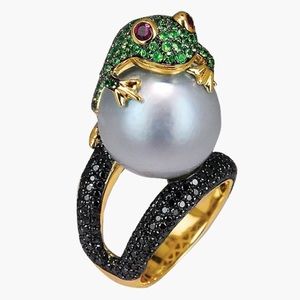Beautiful frog pearl ring